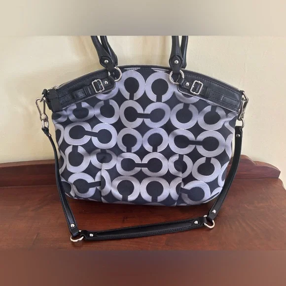 Authentic Coach bag - Picture 2 of 8